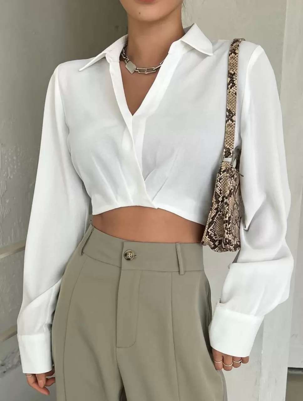 Camisa blanca crop con cuello amplio y pantalón sastre