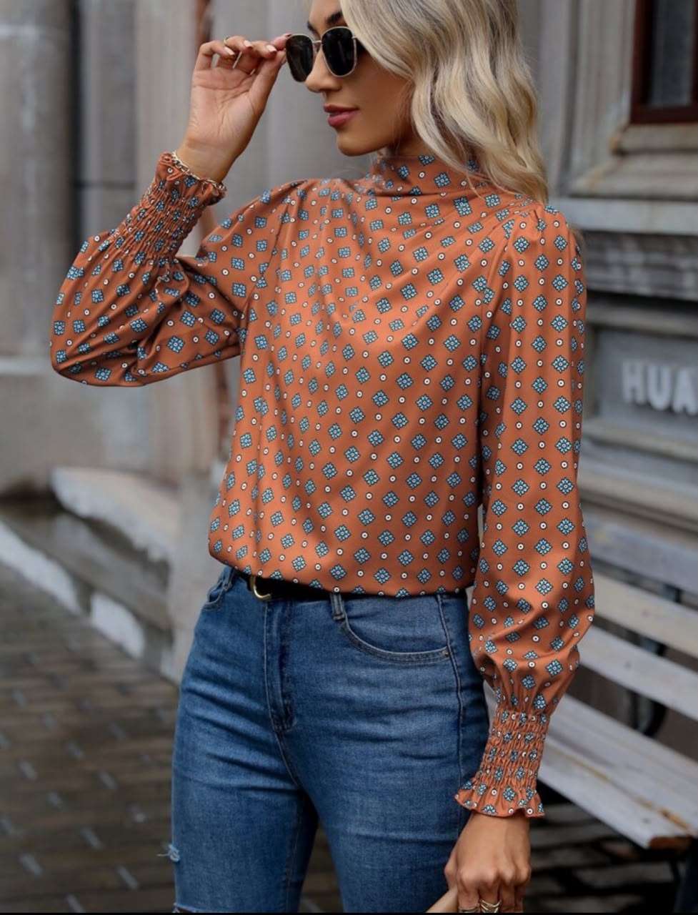 Blusa naranja con estampado geométrico y mangas abullonadas
