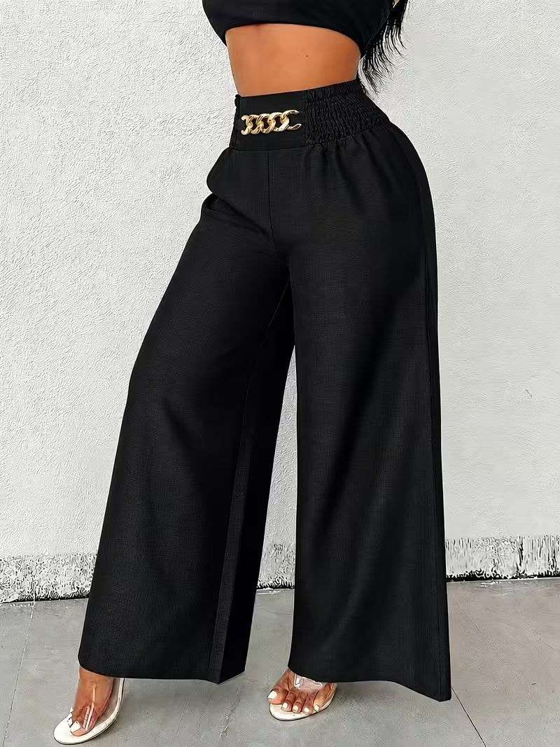 Pantalón negro de pierna ancha con cadena en la cintura