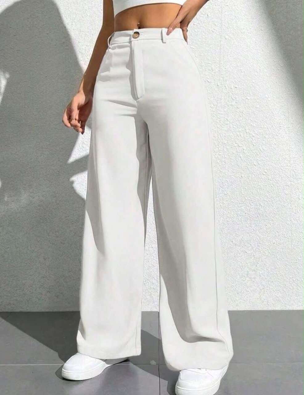 Pantalón blanco de pierna ancha con tenis blancos