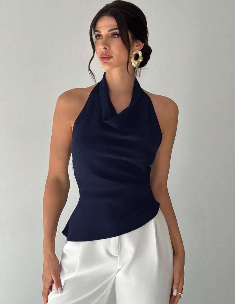Top halter azul marino con cuello drapeado