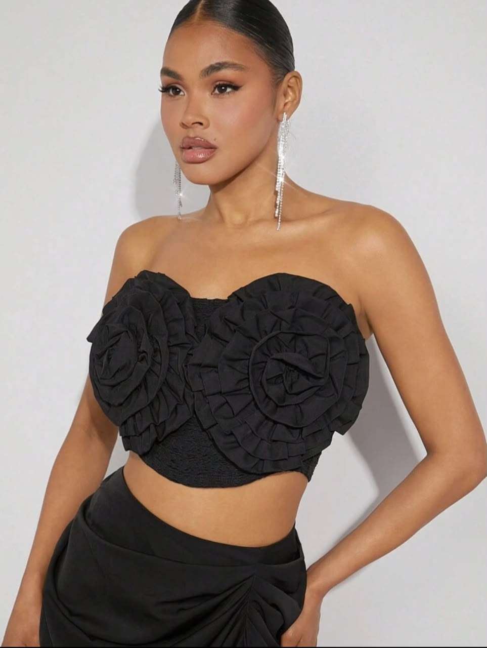 Top bustier negro con flores en relieve