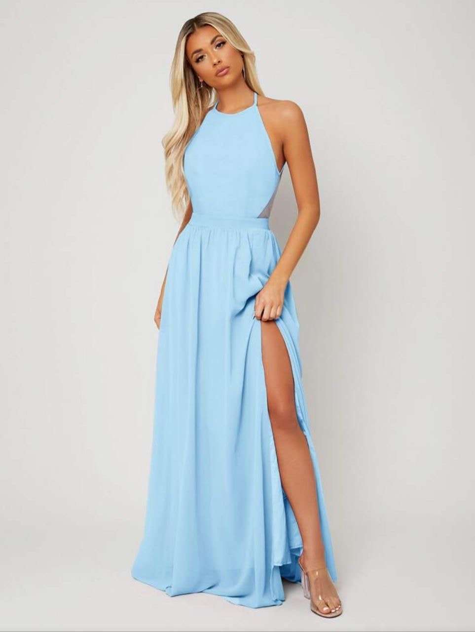 Vestido largo azul cielo con cuello halter y abertura